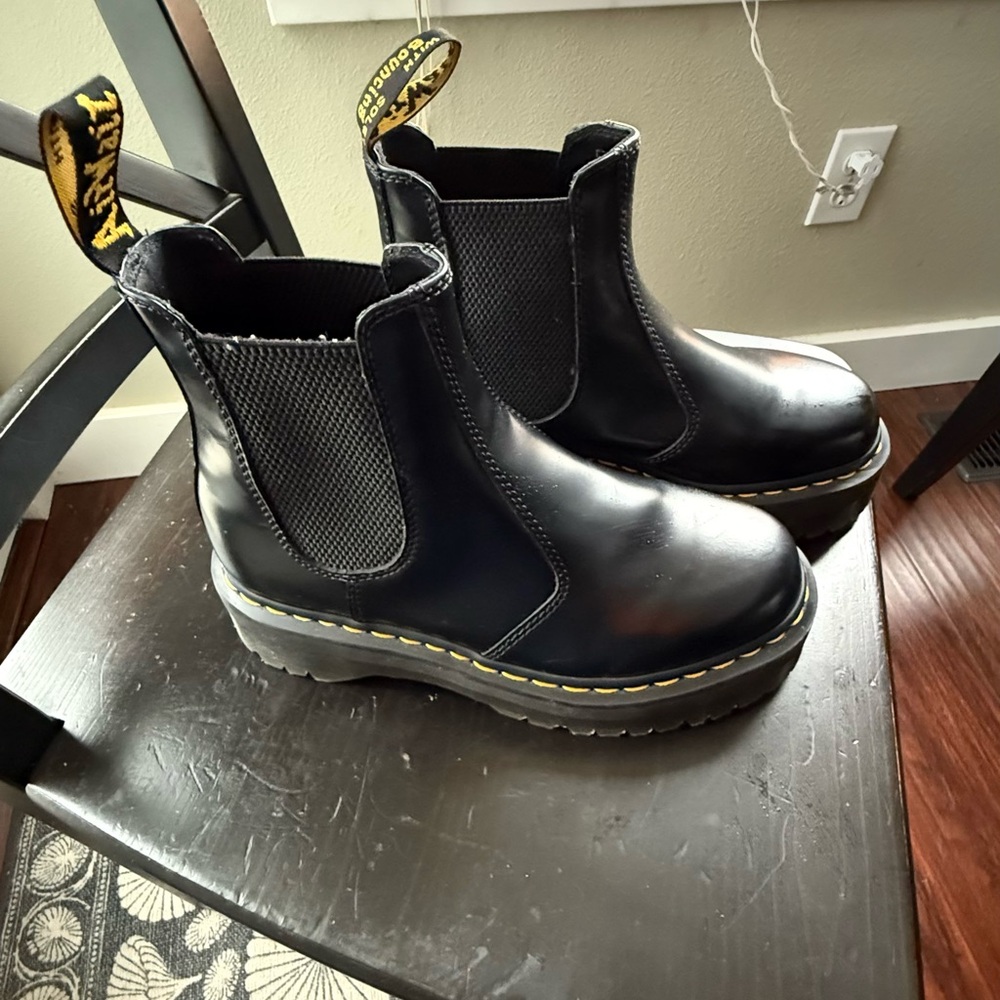 Dr. Marten Quad 2976 Chelsea Boot sz 39 (8.5 women’s)